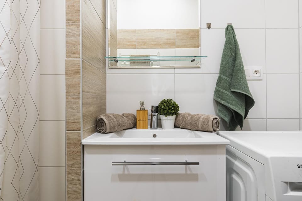 Bathroom, towels, washing machine