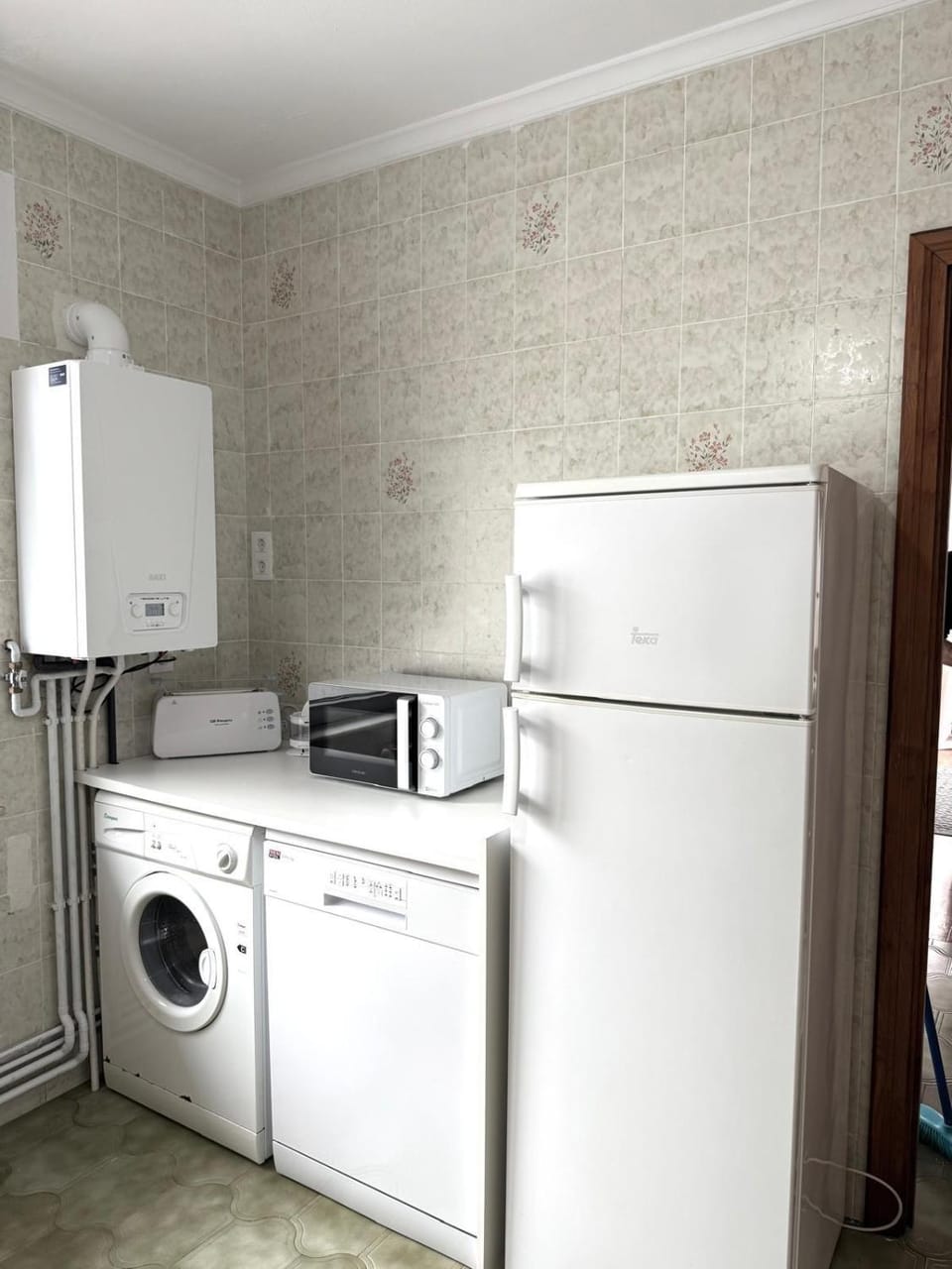 Kitchen or kitchenette, dishwasher, washing machine