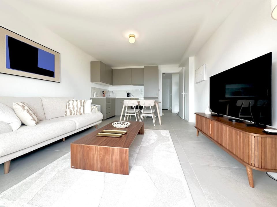 TV and multimedia, Kitchen or kitchenette, Living room, Dining area, kitchen