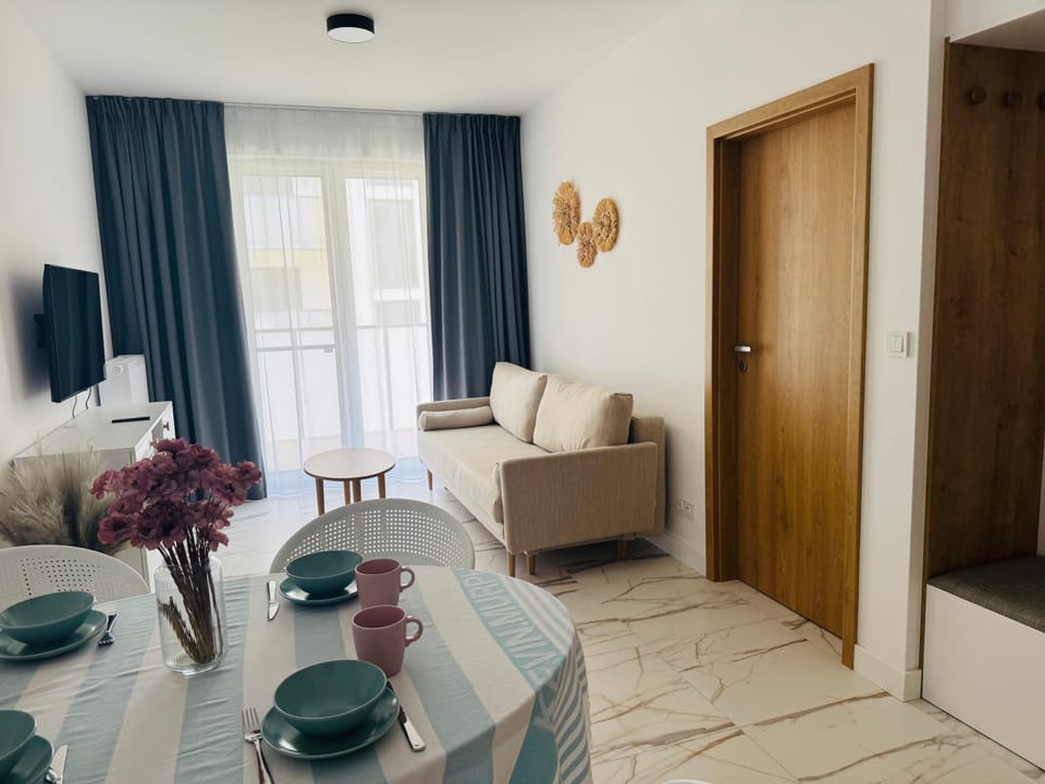 Bed, TV and multimedia, Living room, Photo of the whole room, Seating area, Dining area