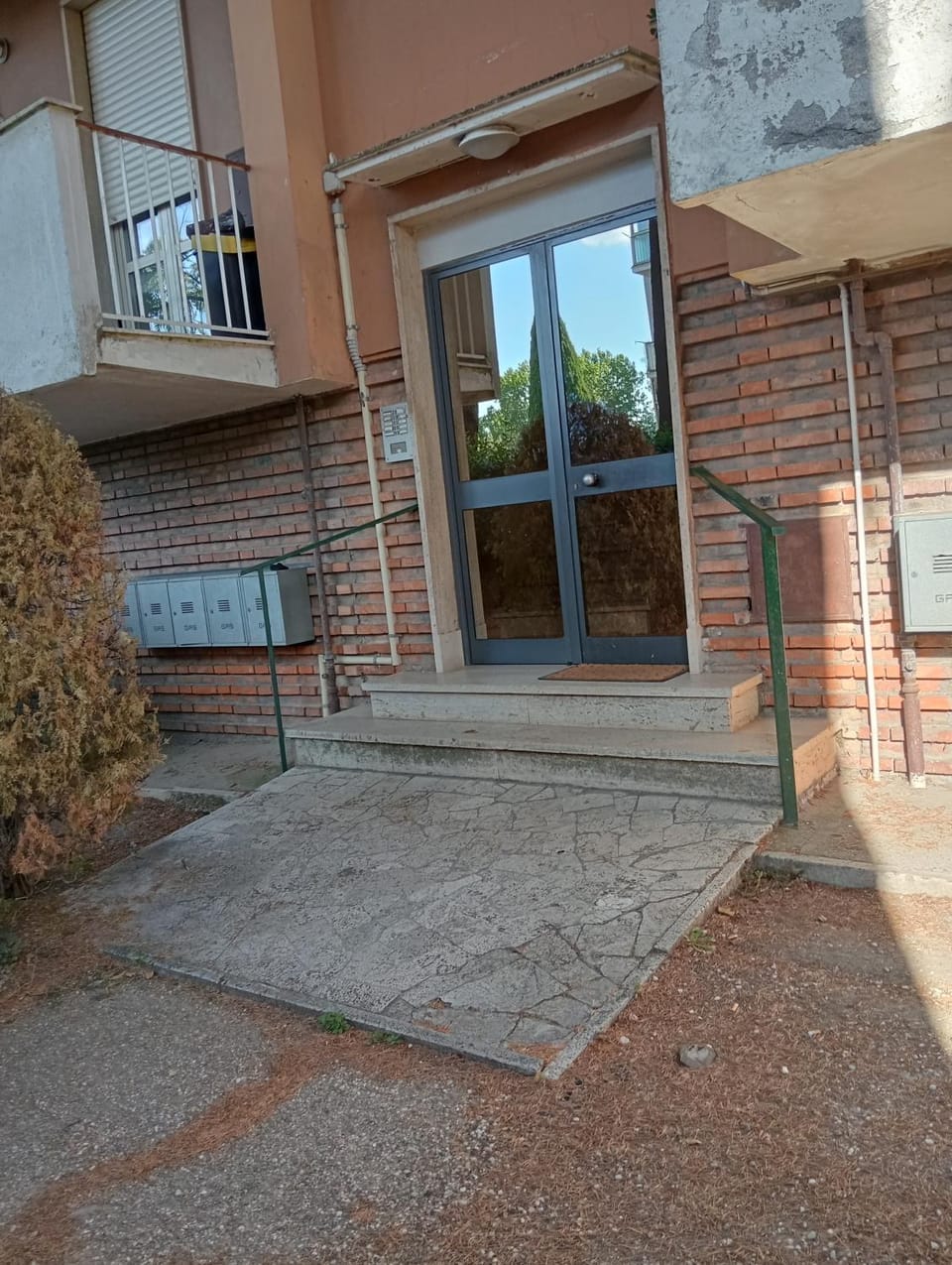 Facade/entrance