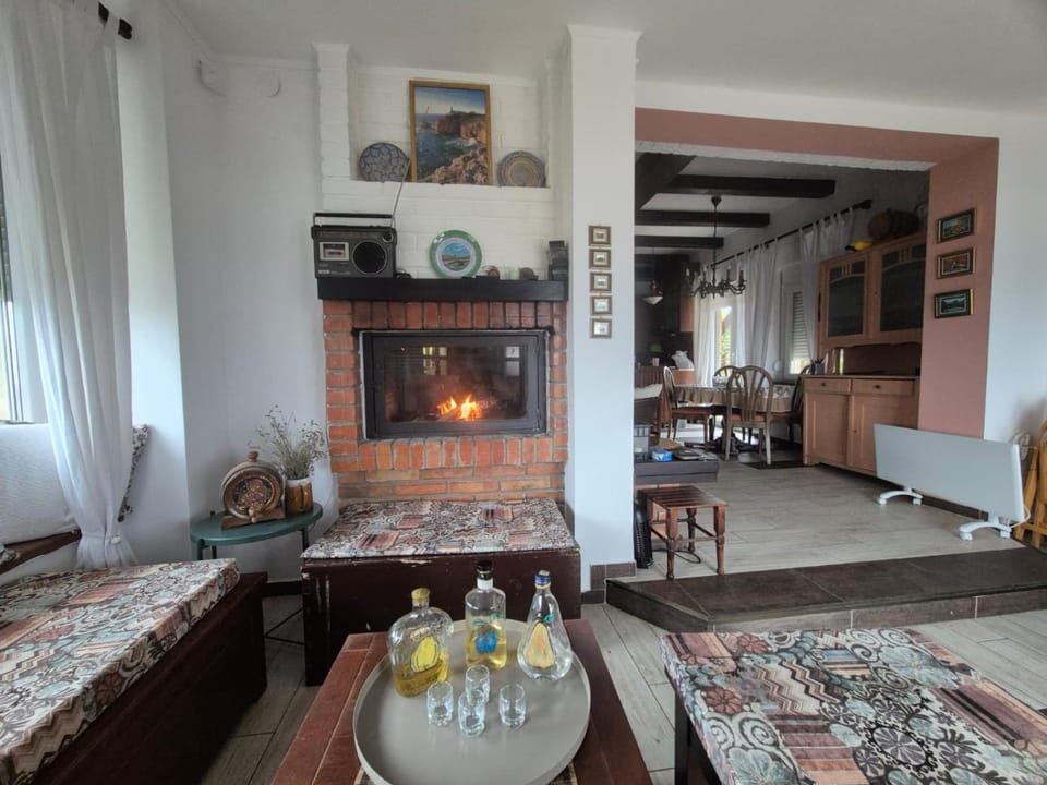 Seating area, fireplace