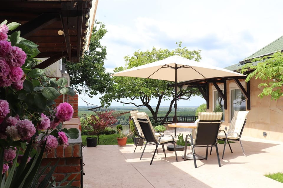 Day, Natural landscape, Dining area, Garden view