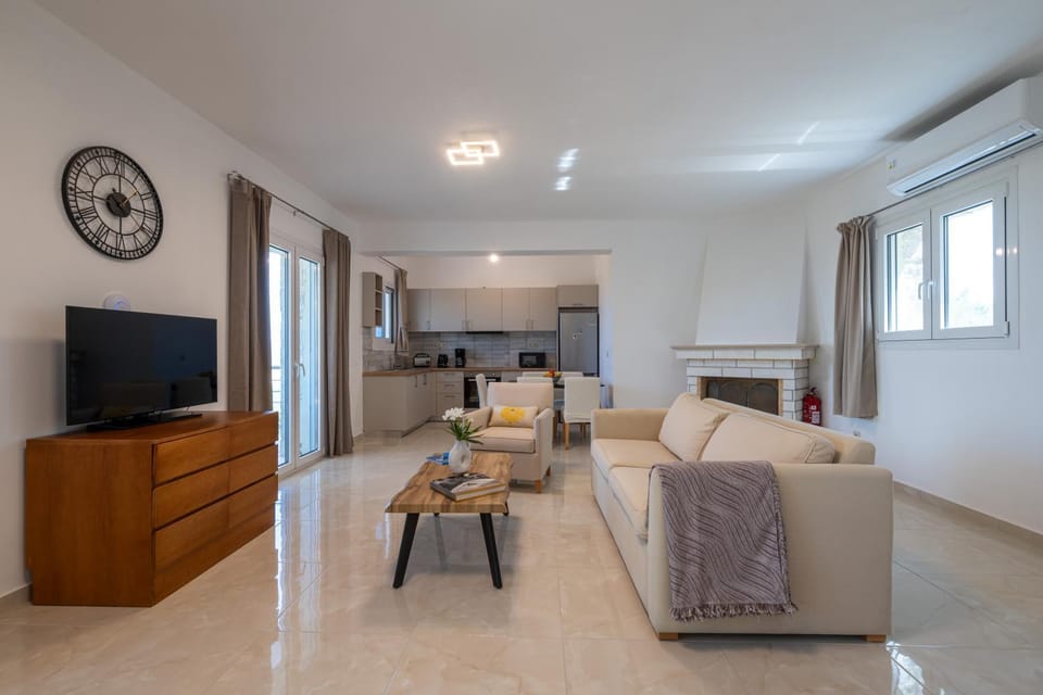 TV and multimedia, Kitchen or kitchenette, Living room, Seating area