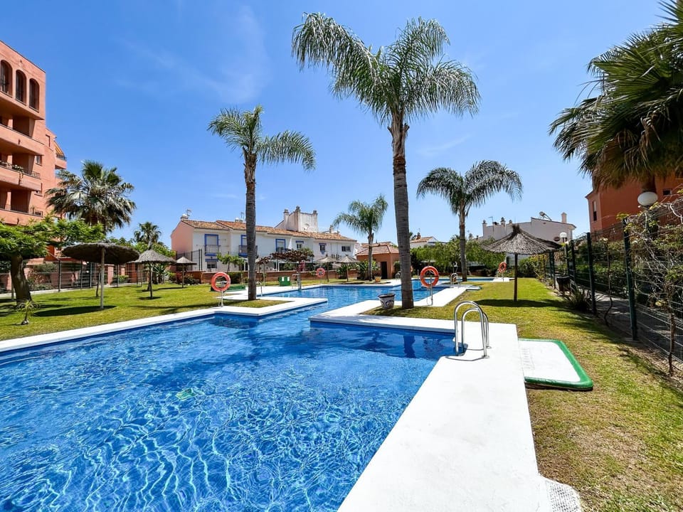 Property building, Day, Garden, Pool view, Swimming pool