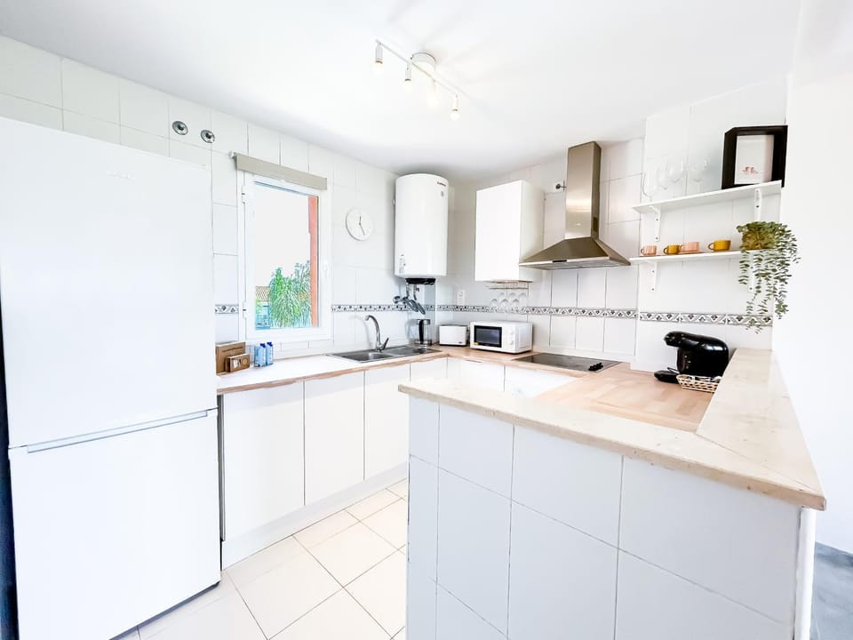 Coffee/tea facilities, Kitchen or kitchenette, oven, stove, toaster