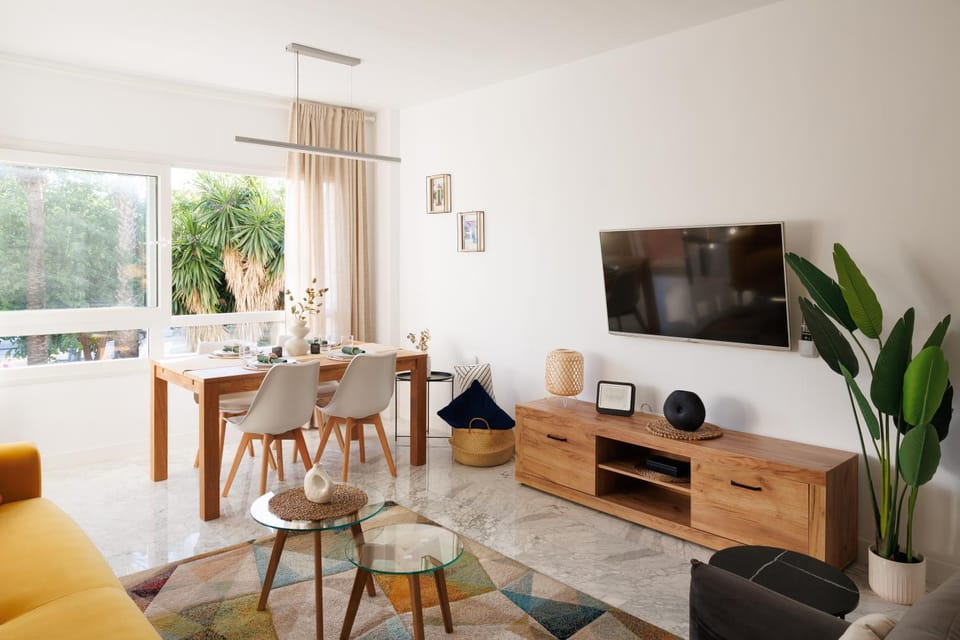 TV and multimedia, Living room, Seating area, Dining area
