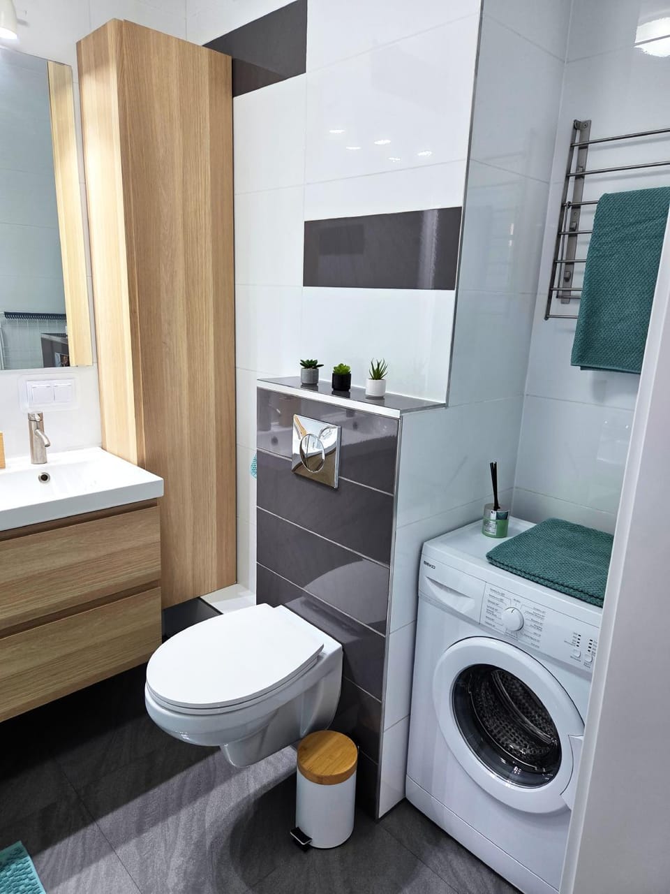 Toilet, Bathroom, towels, washing machine