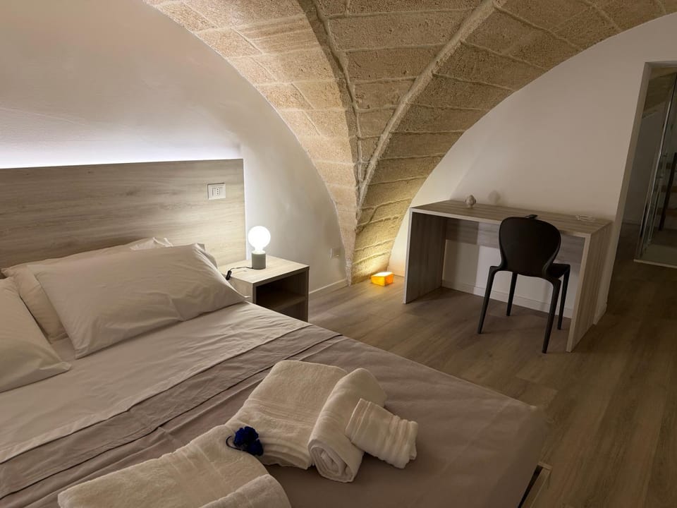Bed, Seating area