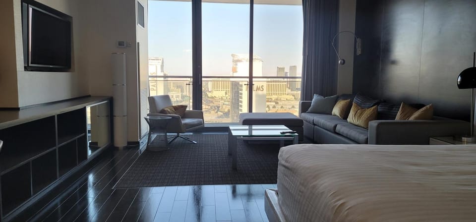 Bed, Living room, Photo of the whole room, Seating area, Bedroom
