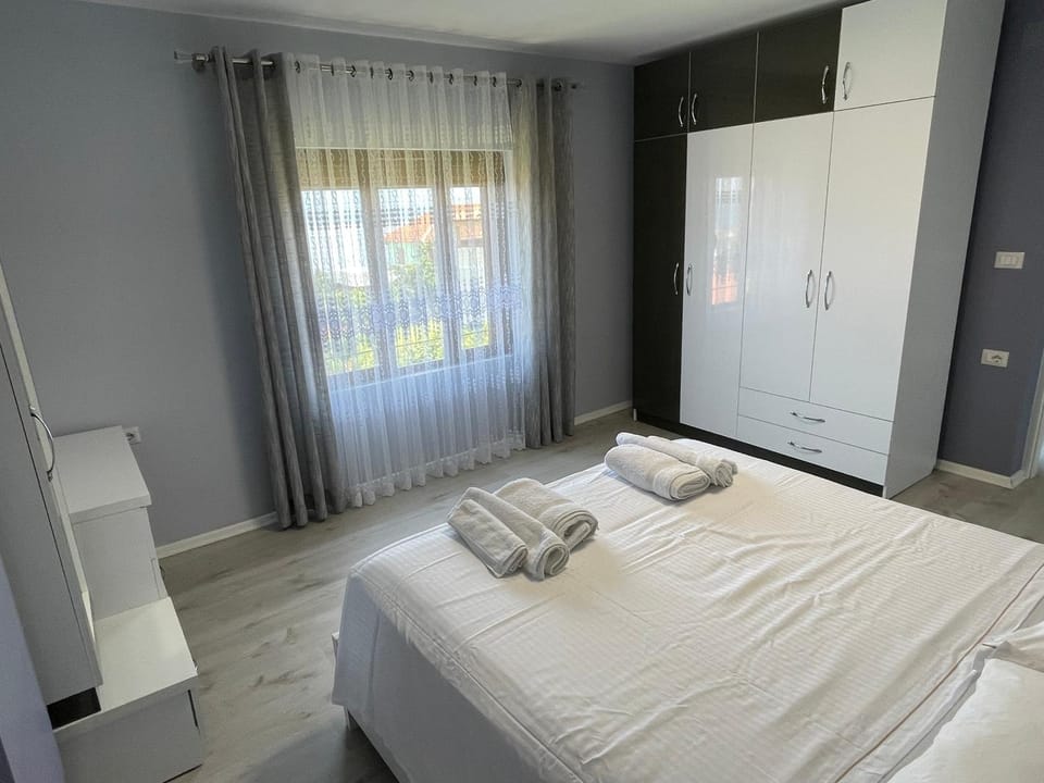 Bed, Photo of the whole room, towels, wardrobe