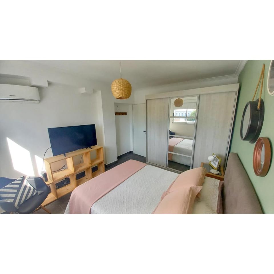 Bed, TV and multimedia, Photo of the whole room, Bedroom, wardrobe, air conditioner