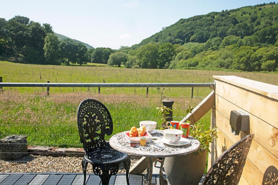 Day, Natural landscape, Dining area, Mountain view