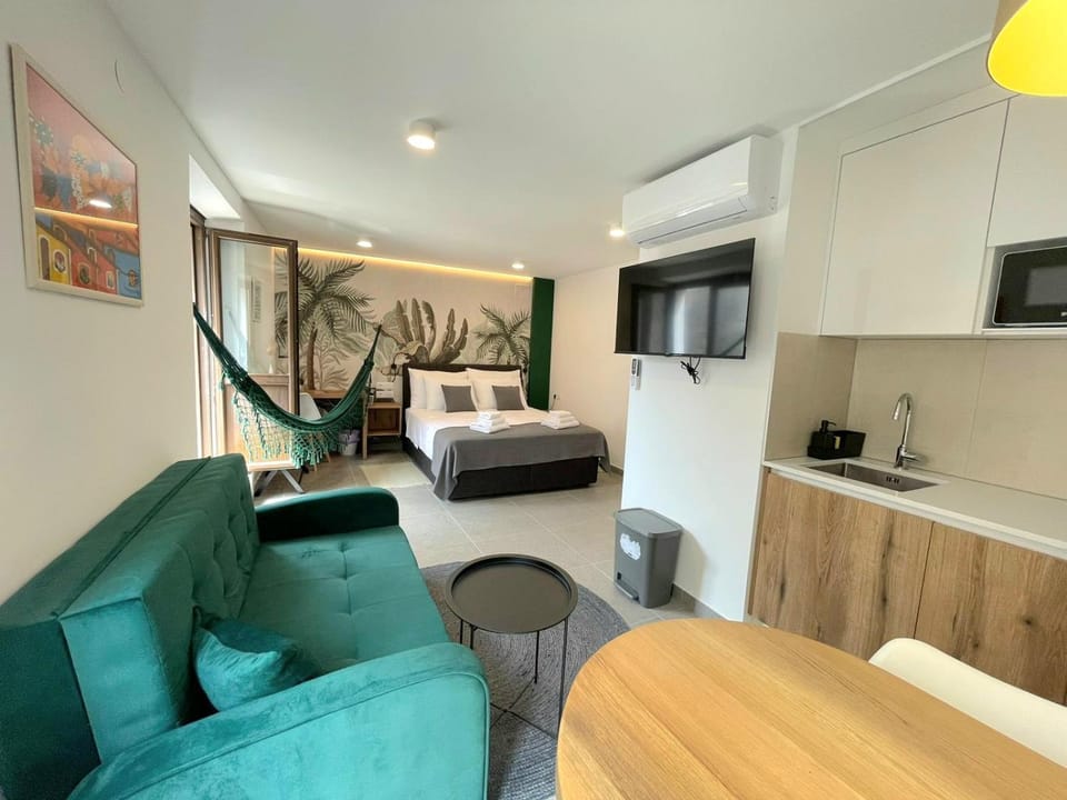 Bed, TV and multimedia, Kitchen or kitchenette, Living room, Photo of the whole room, Seating area, Dining area, Bedroom, sunbed