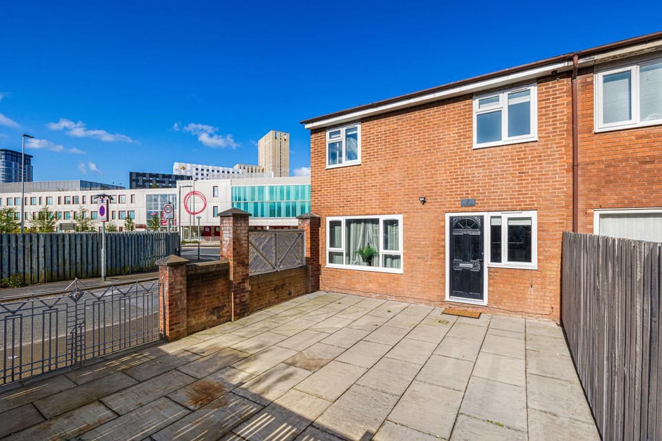 Free Parking The Quays- Sleeps 8 by Genesis Living House in Salford