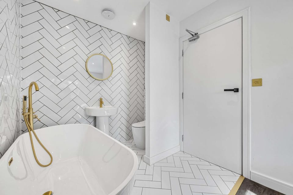 Free Parking The Quays- Sleeps 8 by Genesis Living House in Salford