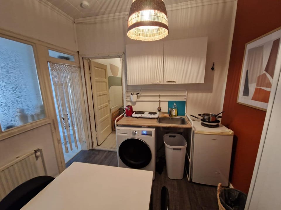 Kitchen or kitchenette, Dining area, washing machine, dryer