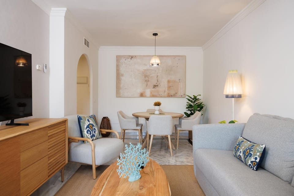 TV and multimedia, Living room, Seating area, Dining area