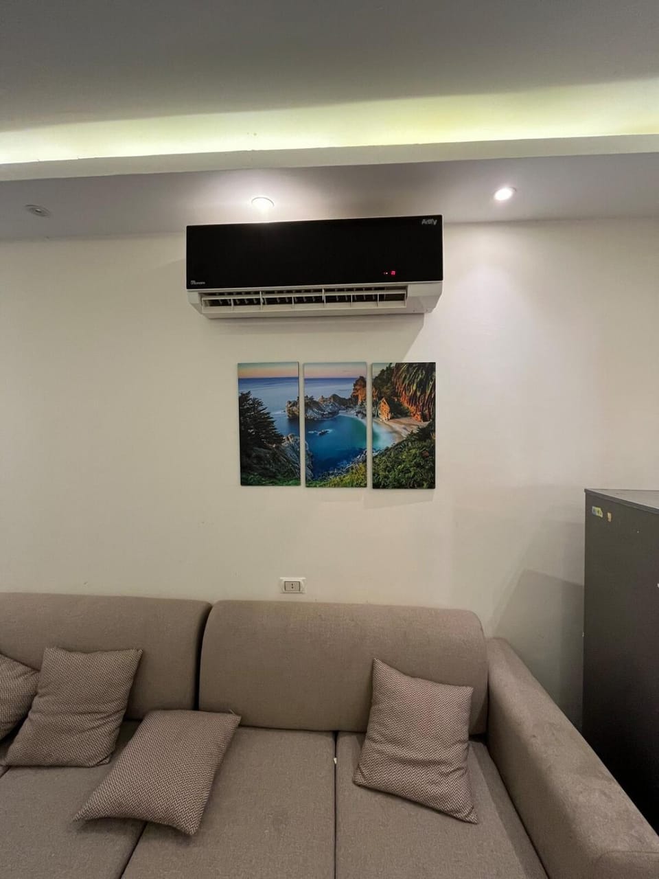 TV and multimedia, Living room, Seating area, air conditioner