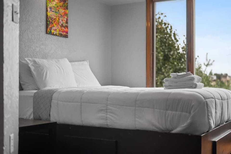 Breathtaking City View 1 Bed Stylish & Serene Apartment in Pittsburgh