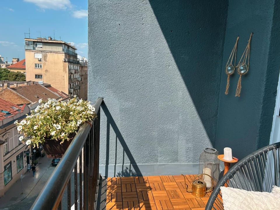 Patio, Day, Balcony/Terrace
