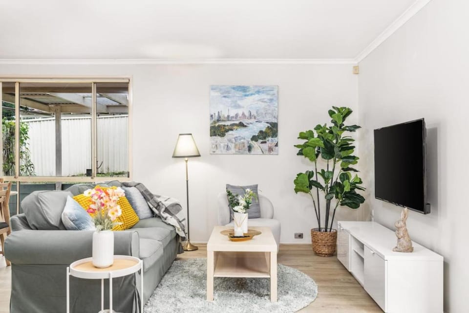 StayAU Cozy 3BR Suburban Retreat in Ingleburn House in Sydney