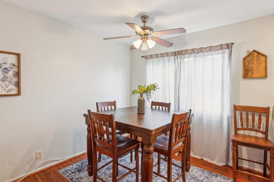 Parking,2bd,2bth,WIFI,Smart TVs,Walk to Food, Fun Apartment in Long Beach