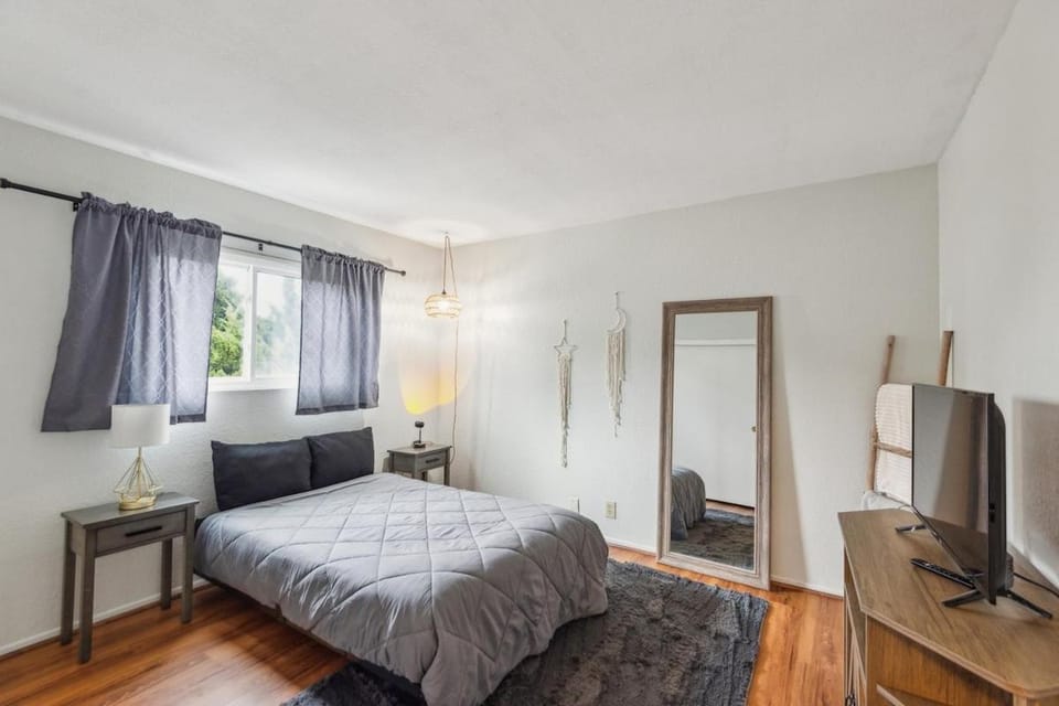 Parking,2bd,2bth,WIFI,Smart TVs,Walk to Food, Fun Apartment in Long Beach