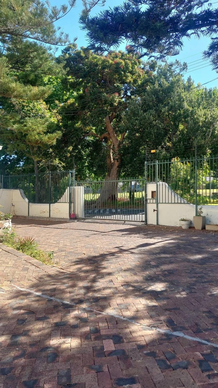 Property building, Day, Natural landscape, Garden, Garden view, Parking