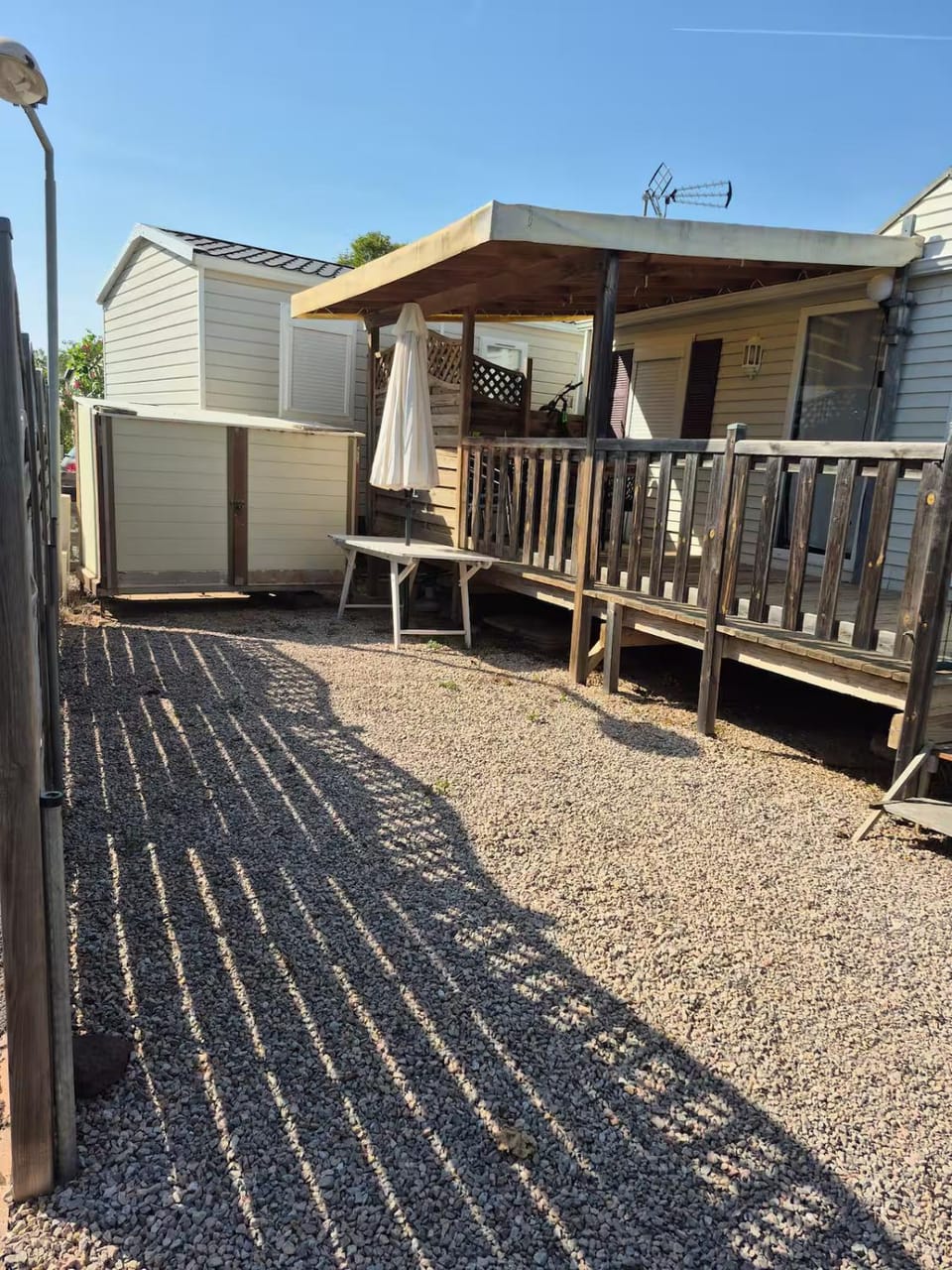 Patio, Day, Dining area