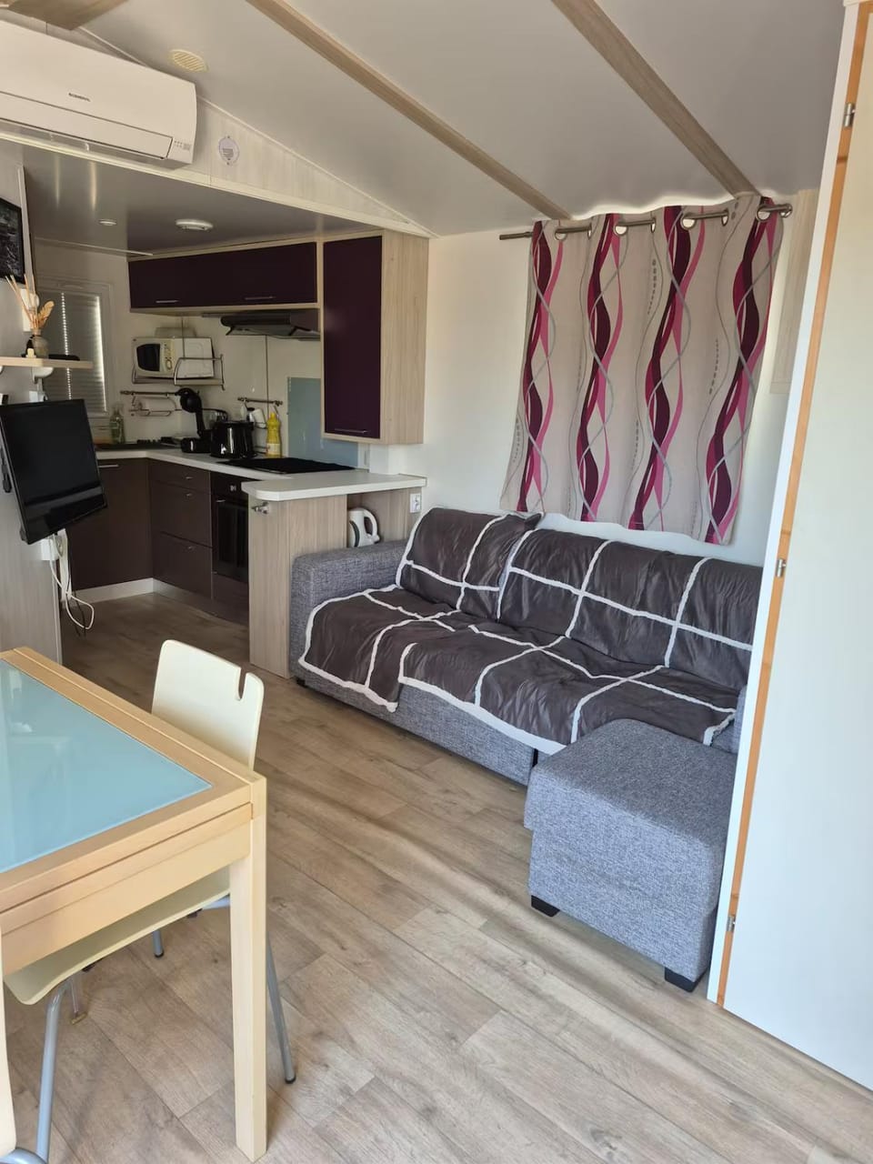 Kitchen or kitchenette, Seating area, Dining area, oven, stove