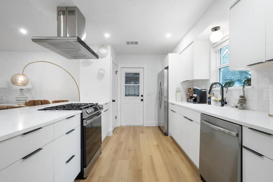 Coffee/tea facilities, Kitchen or kitchenette, dishwasher, oven, stove, toaster