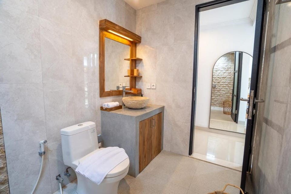 2BR Private Pool close to Berawa & Canggu Beach Villa in North Kuta
