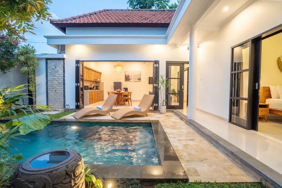 2BR Private Pool close to Berawa & Canggu Beach Villa in North Kuta