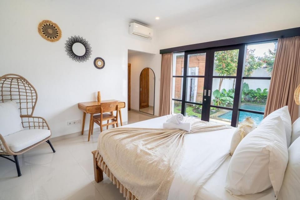 2BR Private Pool close to Berawa & Canggu Beach Villa in North Kuta