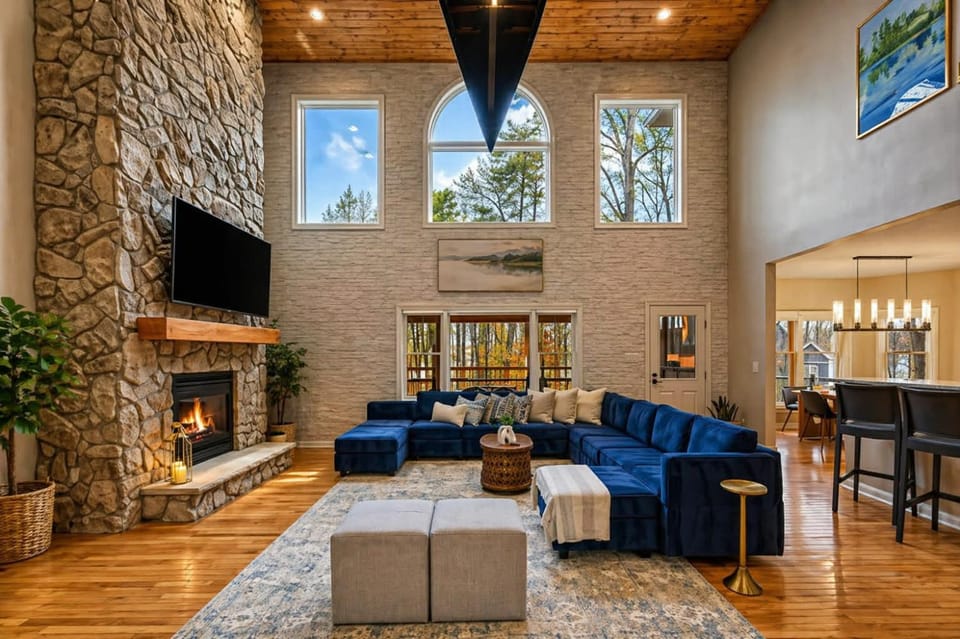 LKA Luxury Sandy Beach, Sauna, Hot Tub, Firepit House in Lake Anna