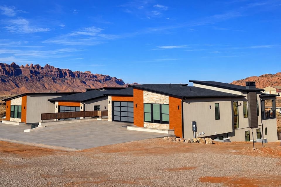 Exclusive Retreats Desert Vista Retreat- Moab Estate for Large Groups- Pool, Spa House in Spanish Valley