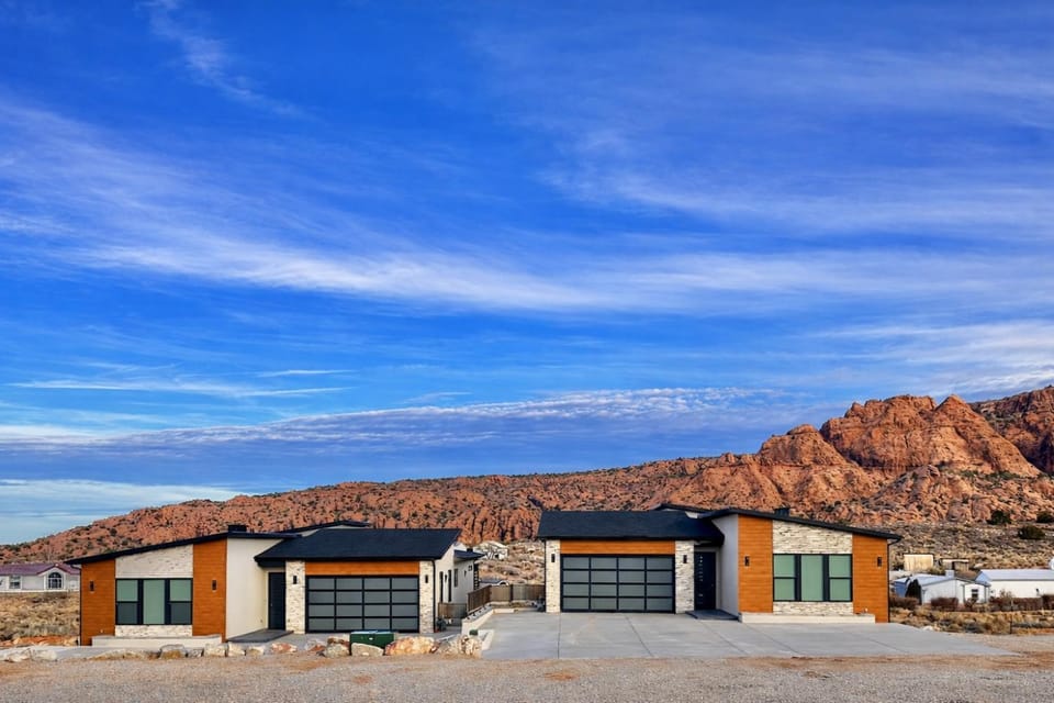Exclusive Retreats Desert Vista Retreat- Moab Estate for Large Groups- Pool, Spa House in Spanish Valley