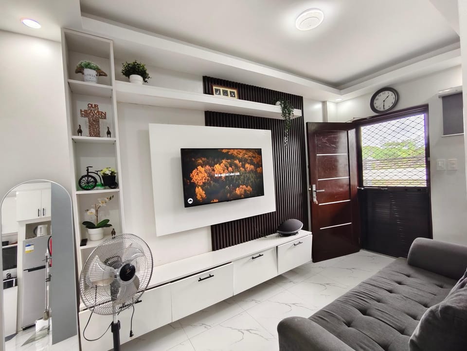 Communal lounge/ TV room, TV and multimedia, Living room, Seating area