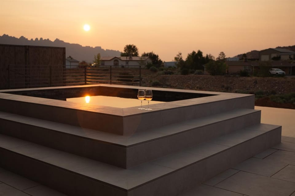 Exclusive Retreats Desert Vista Luxury 6 Bedroom Retreat- Heated Pool Hot tub House in Spanish Valley