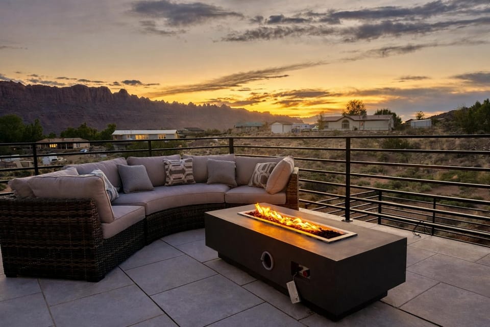 Exclusive Retreats Desert Vista Luxury 6 Bedroom Retreat- Heated Pool Hot tub House in Spanish Valley