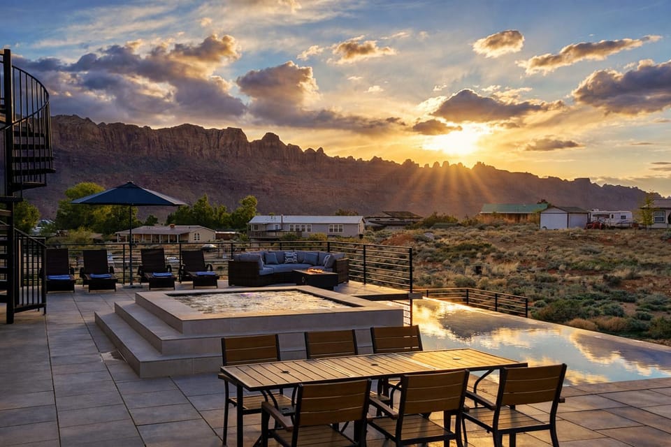 Exclusive Retreats Desert Vista Luxury 6 Bedroom Retreat- Heated Pool Hot tub House in Spanish Valley