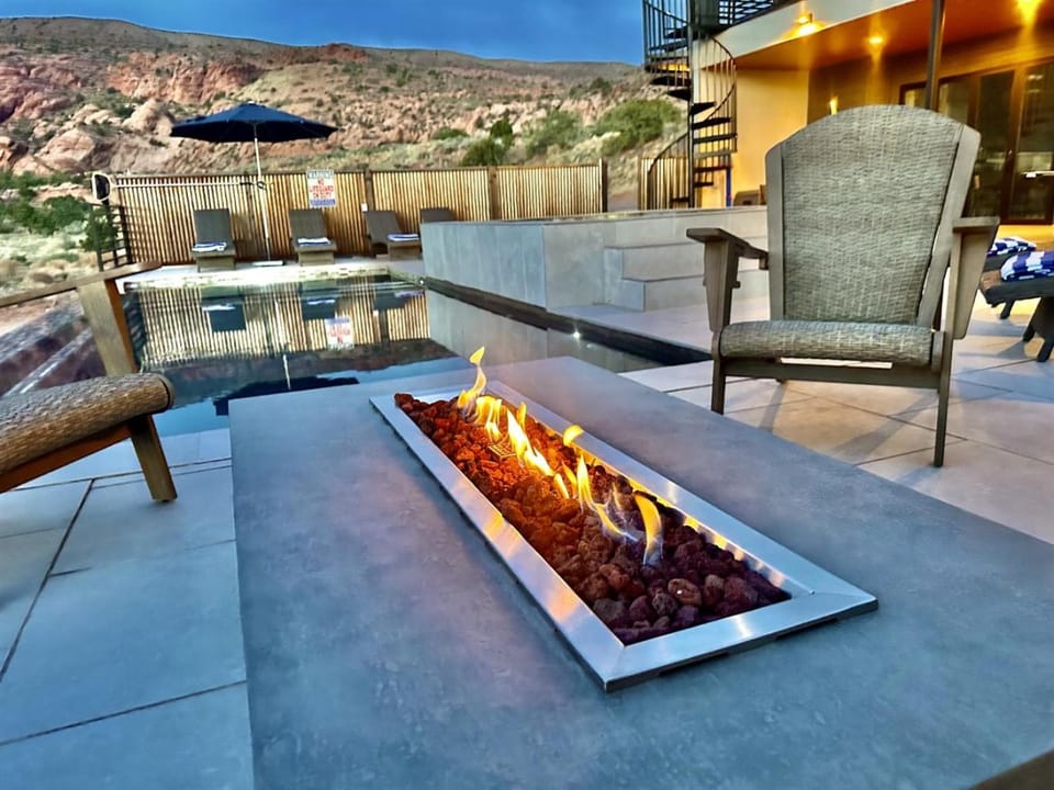 Exclusive Retreats Desert Vista Mirage - Moab Getaway with Pool, Spa & Views House in Spanish Valley