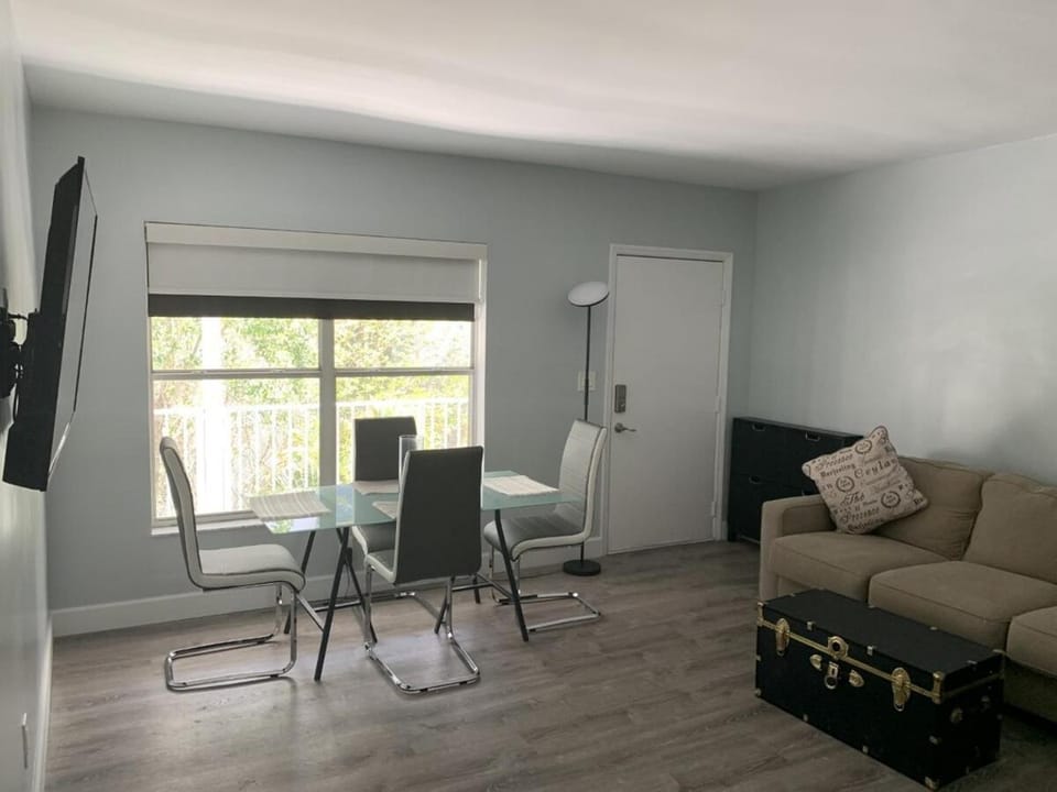 A place that will make you want to come back again Apartment in Surfside