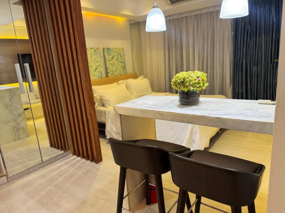 Modern Condo with Premium Beach View at Azure Urban Resort Residences - Vesta Property Apartment hotel in Paranaque