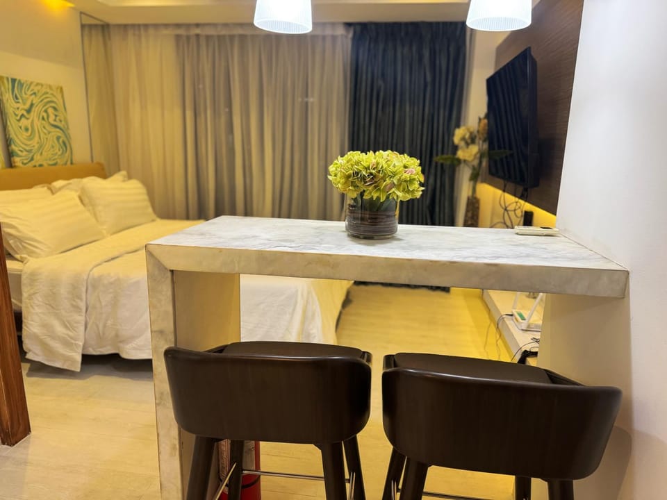Modern Condo with Premium Beach View at Azure Urban Resort Residences - Vesta Property Apartment hotel in Paranaque