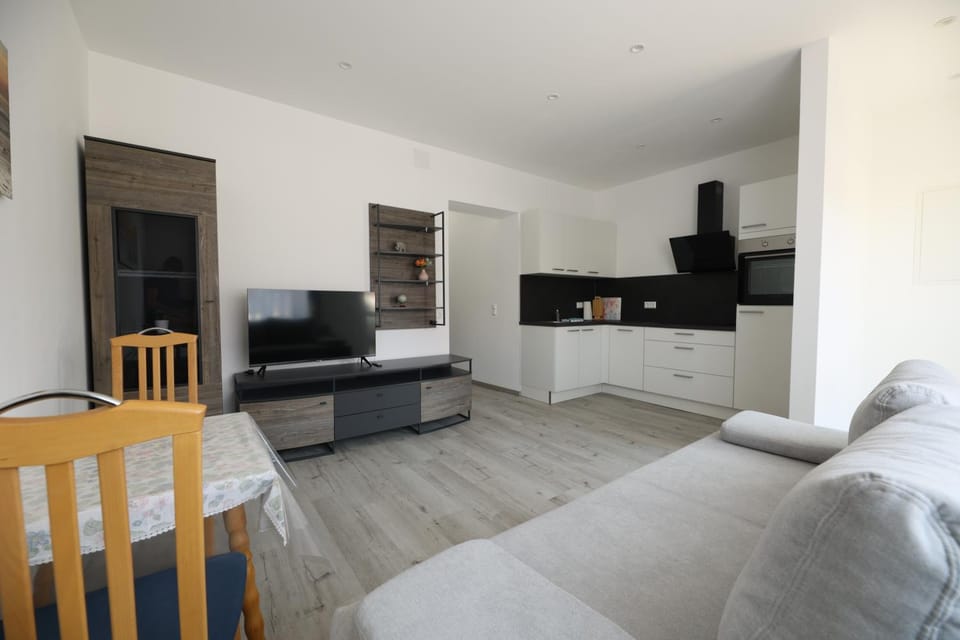 TV and multimedia, Living room, Seating area, Dining area, stove