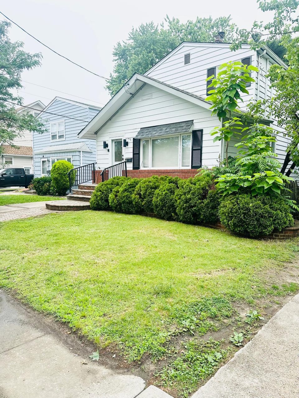Comfortable 4-BR Family Home with Ample Parking Apartment in Lynbrook
