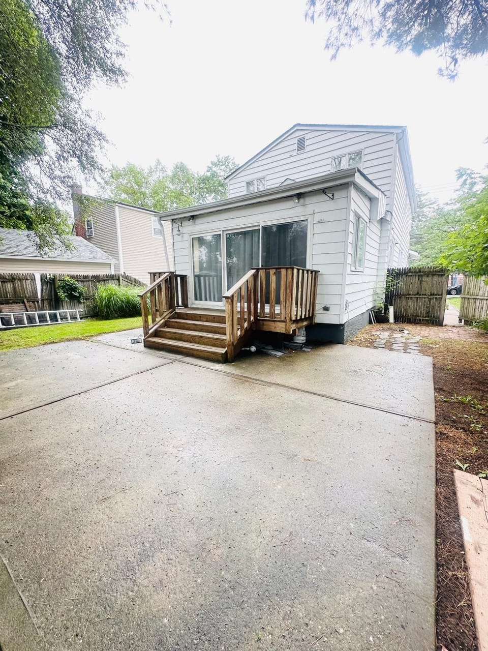 Comfortable 4-BR Family Home with Ample Parking Apartment in Lynbrook