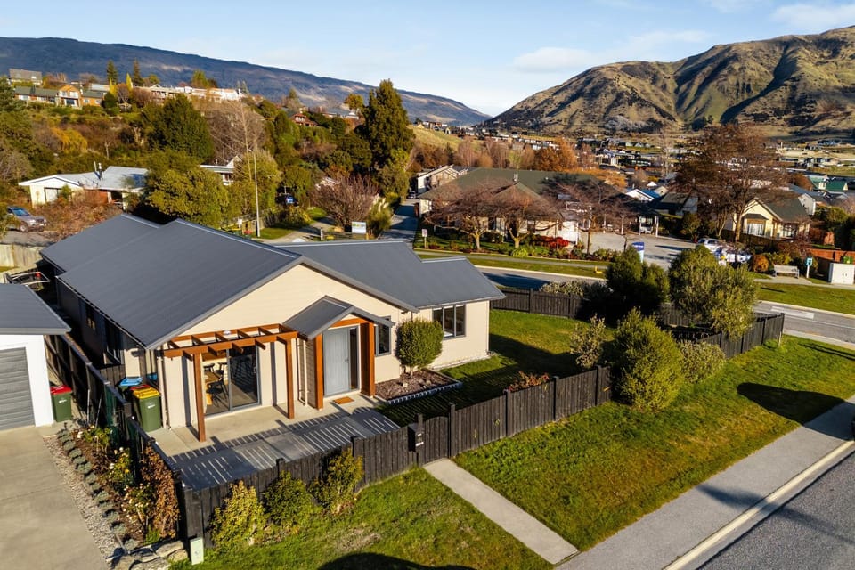 Panoramic Mountain Views Walk to Lake & Town 3BR Family Home Near Ski Fields House in Wanaka